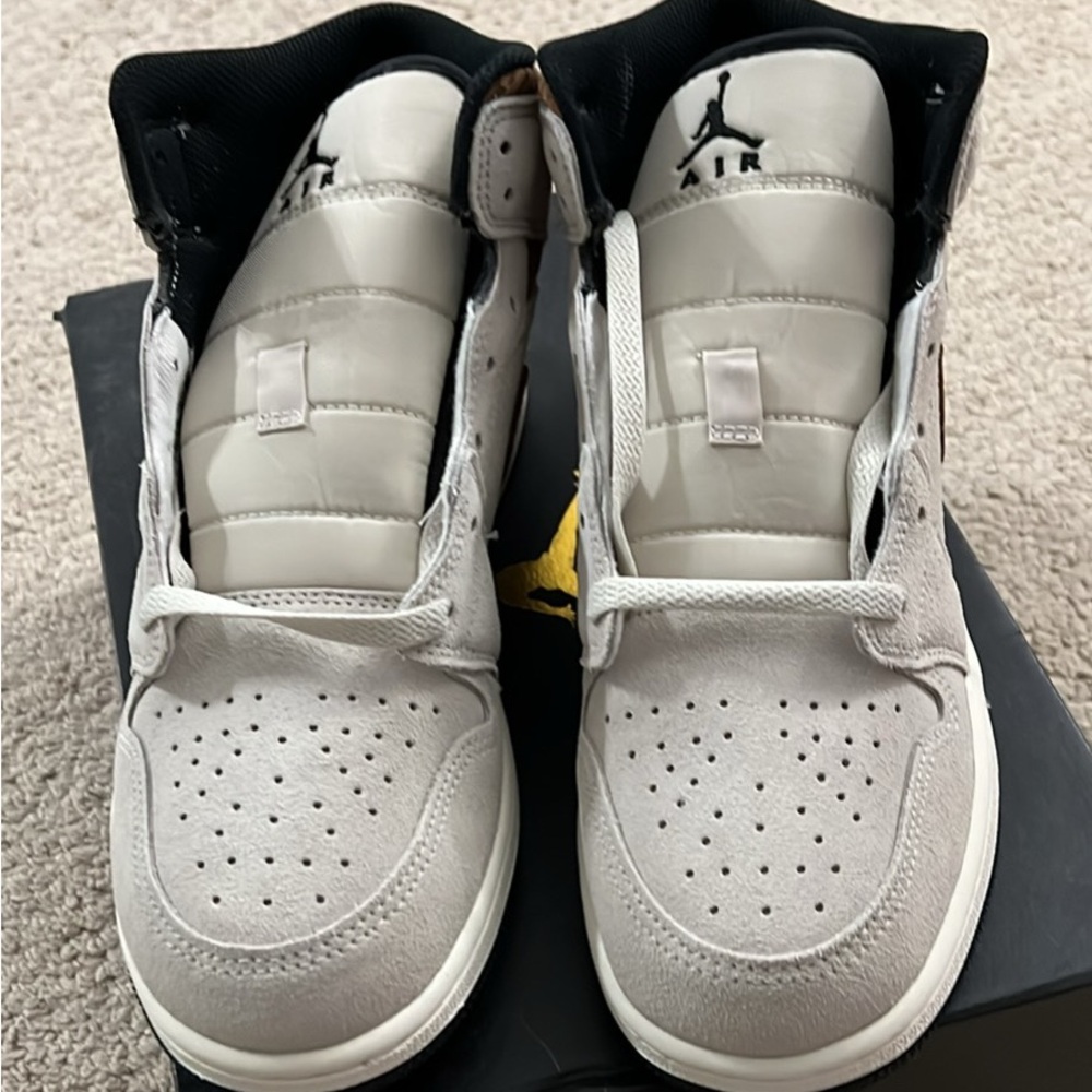 NEW Nike Air Jordan 1 Mid SE